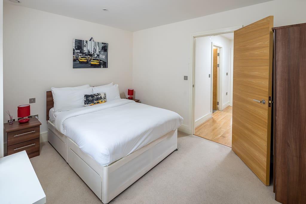 Modern 3 Bed, 2 Bath Flat W/garden In East Acton London