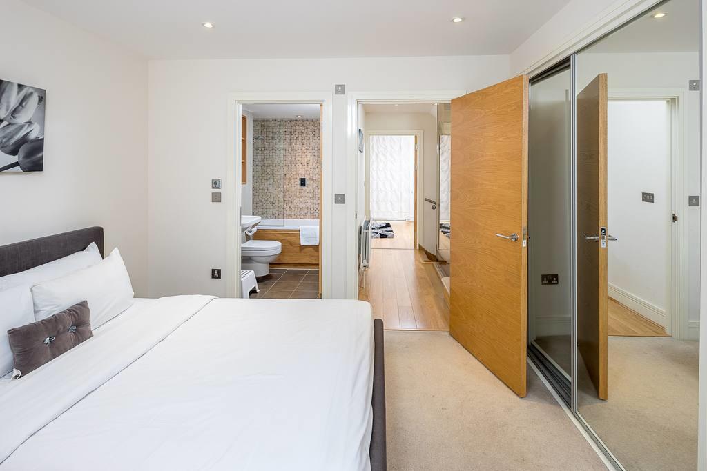 Modern 3 Bed, 2 Bath Flat W/garden In East Acton Apartment *