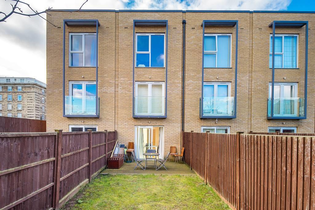 Modern 3 Bed, 2 Bath Flat W/garden In East Acton Apartment London
