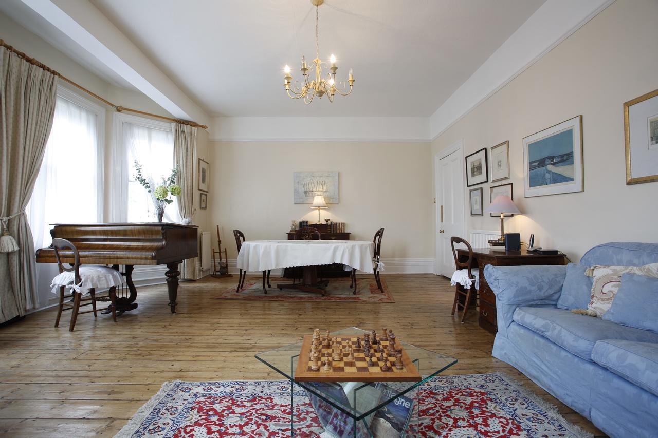 Apartment Veeve - Teatime Traditions