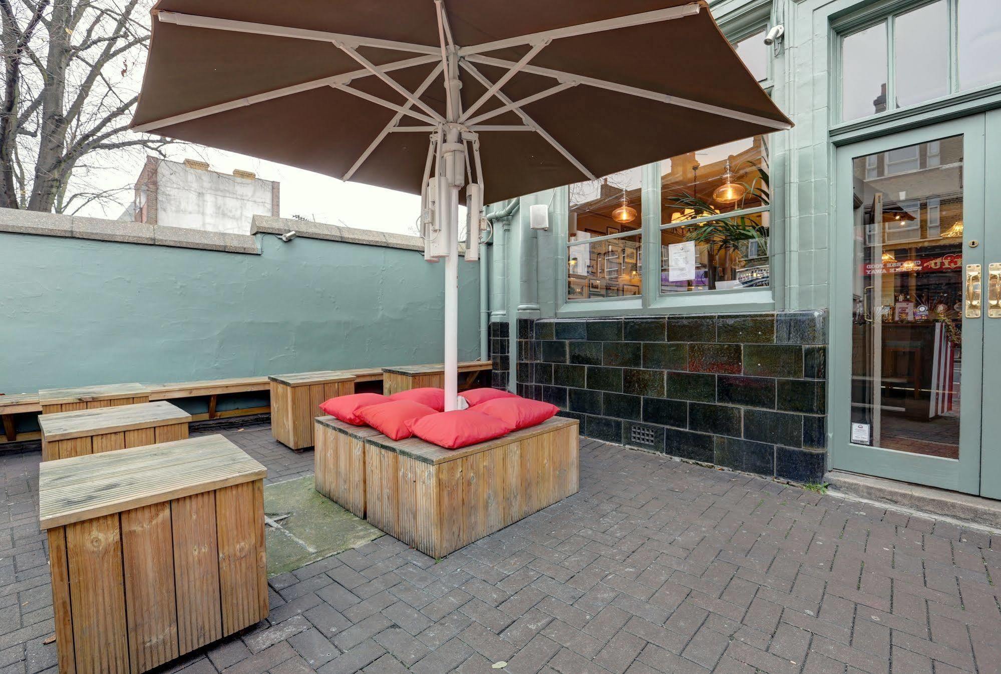 Publove @ The Crown, Battersea Hostel Londen