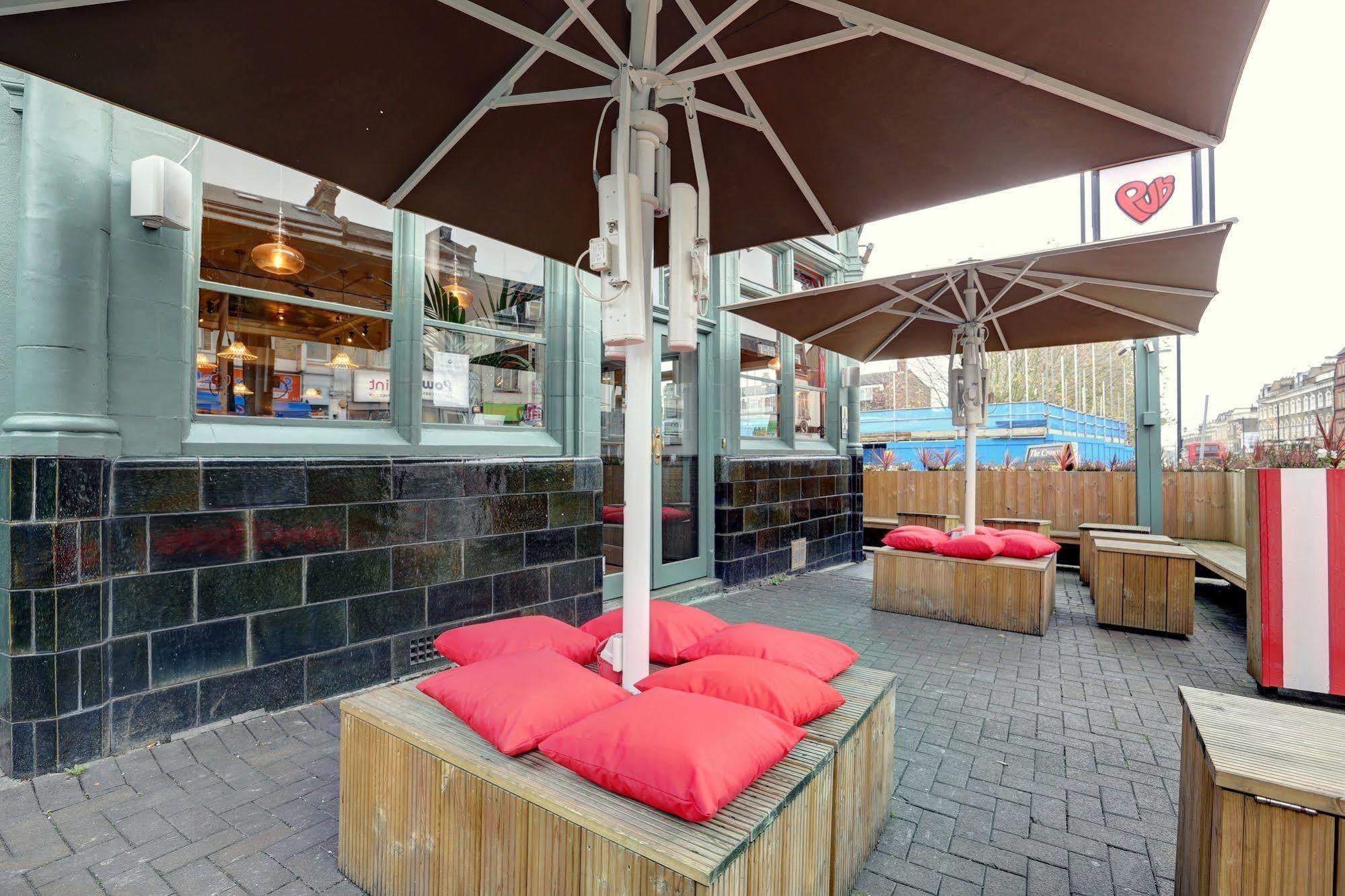 Publove @ The Crown, Battersea Hostel London