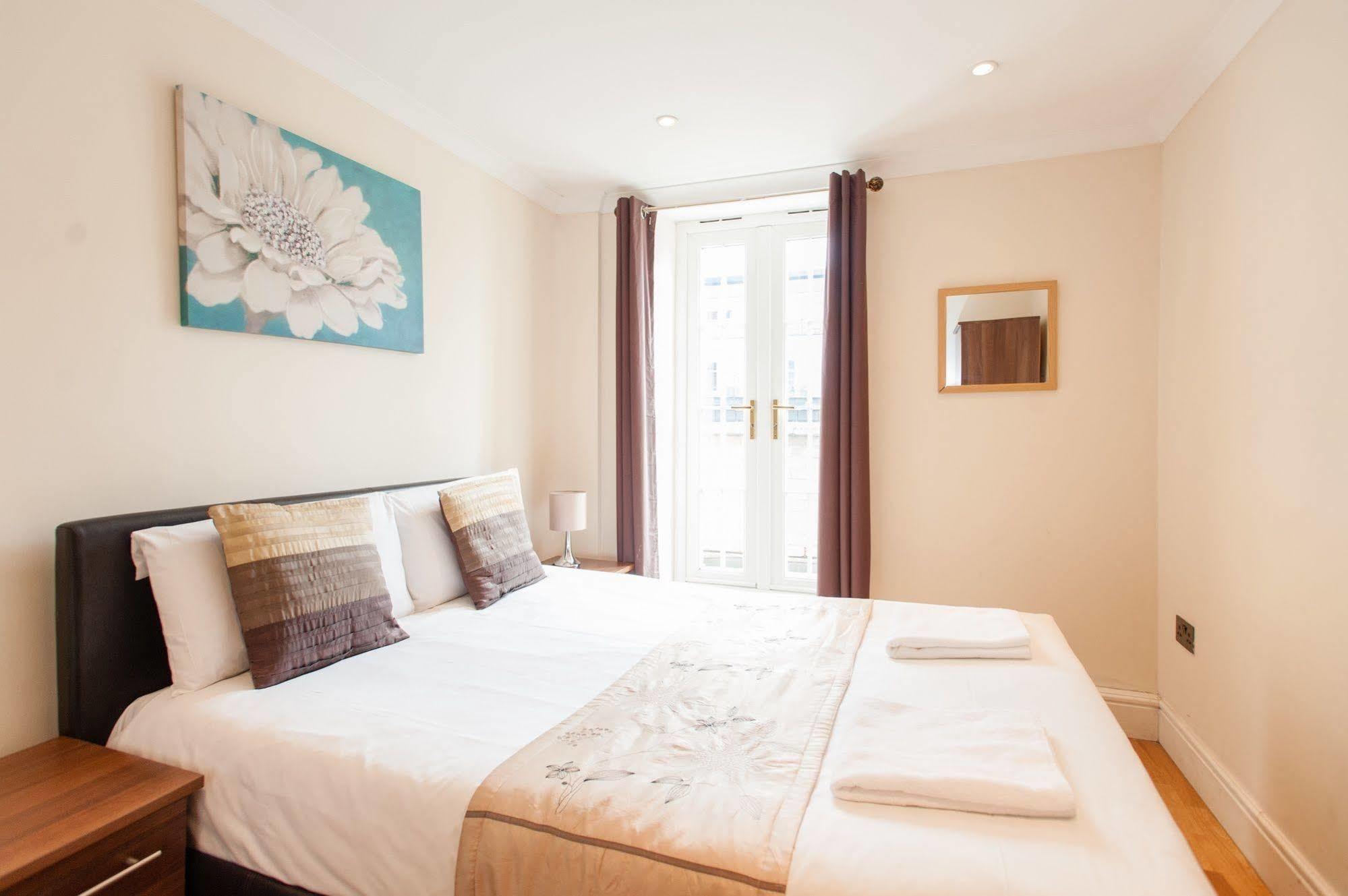 Serviced Apartment *