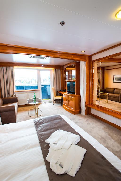 Sunborn Yacht Hotell 4*