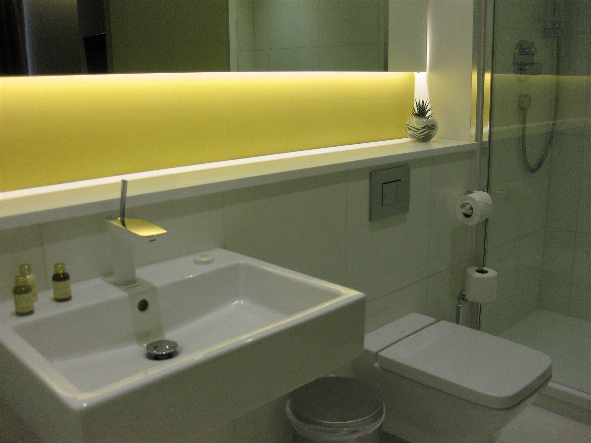 Axiom Park Aparthotel 4*