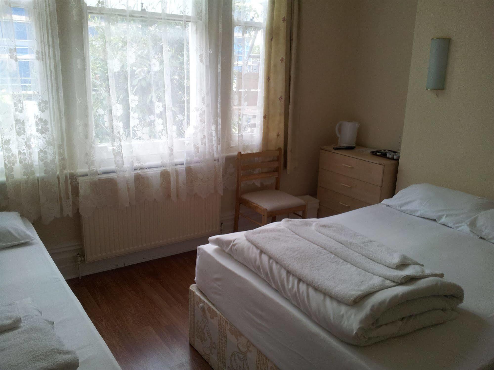 Hotel Queens Drive At Finsbury Park
