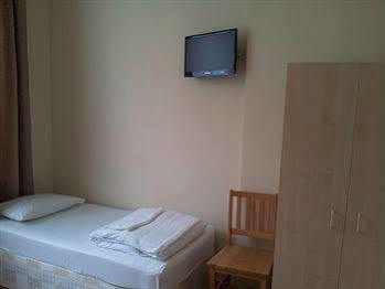 Queens Drive At Finsbury Park 3* London