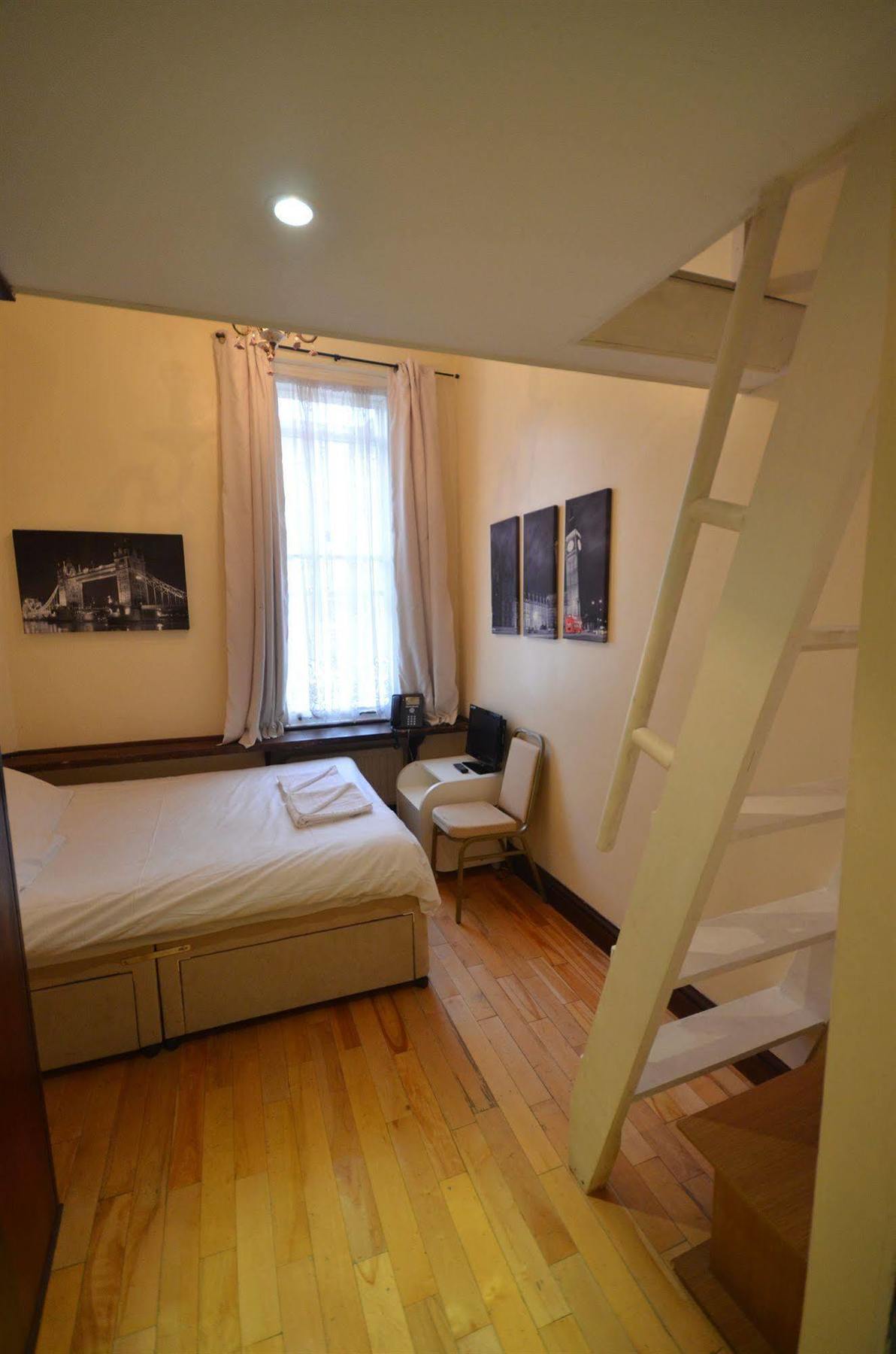 Aparthotel West Brompton Studios 4*