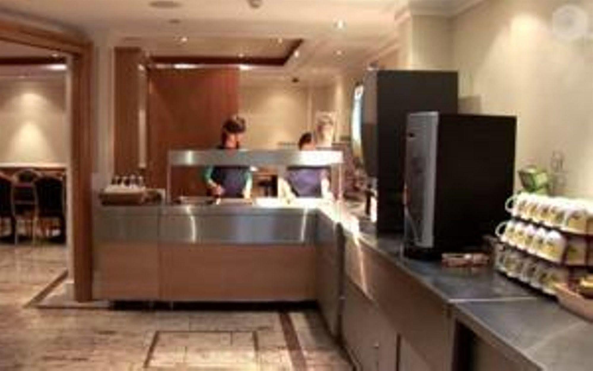 Hotel Days Hyde Park 3*