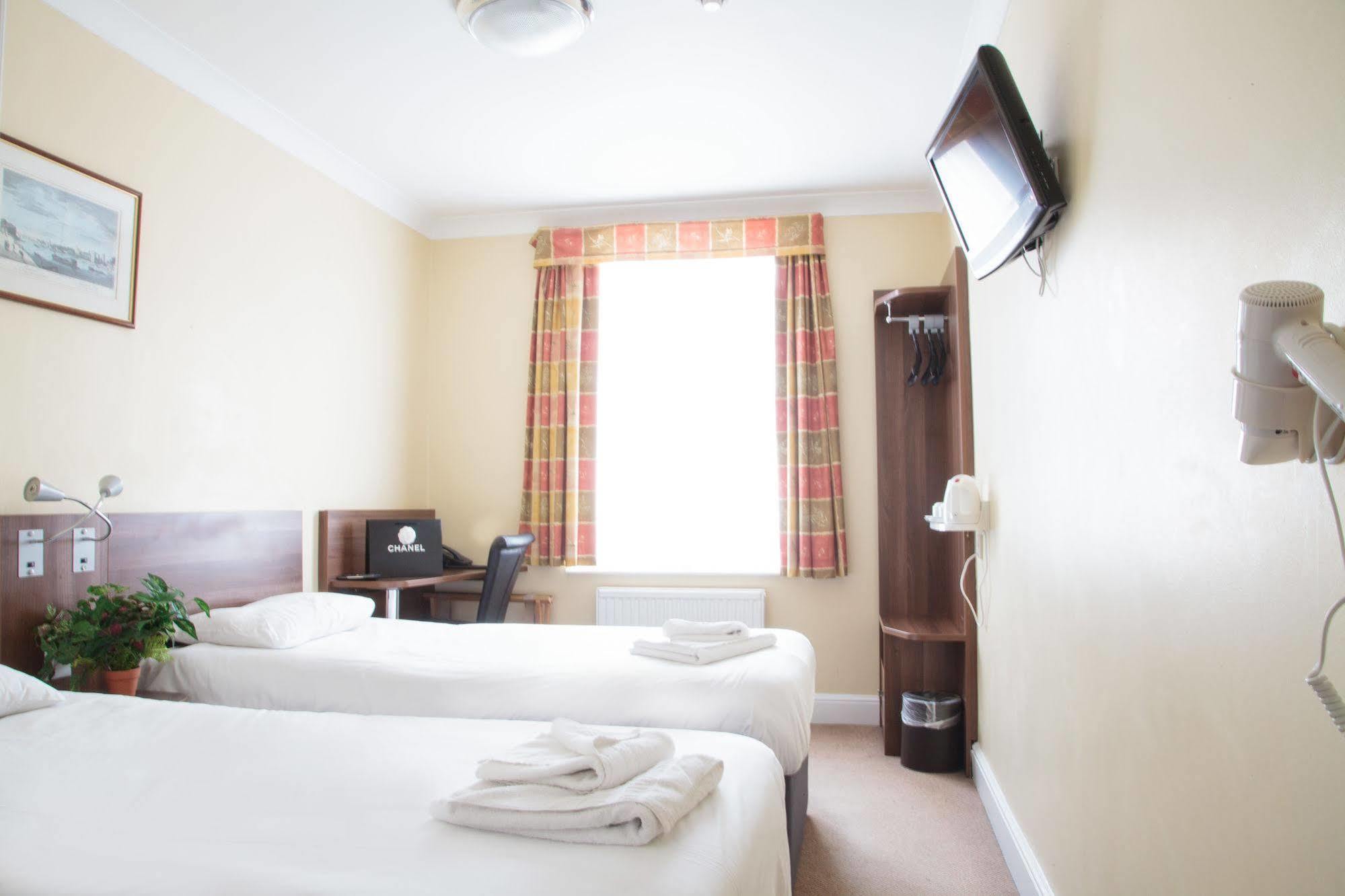 Victoria Hotel 3*