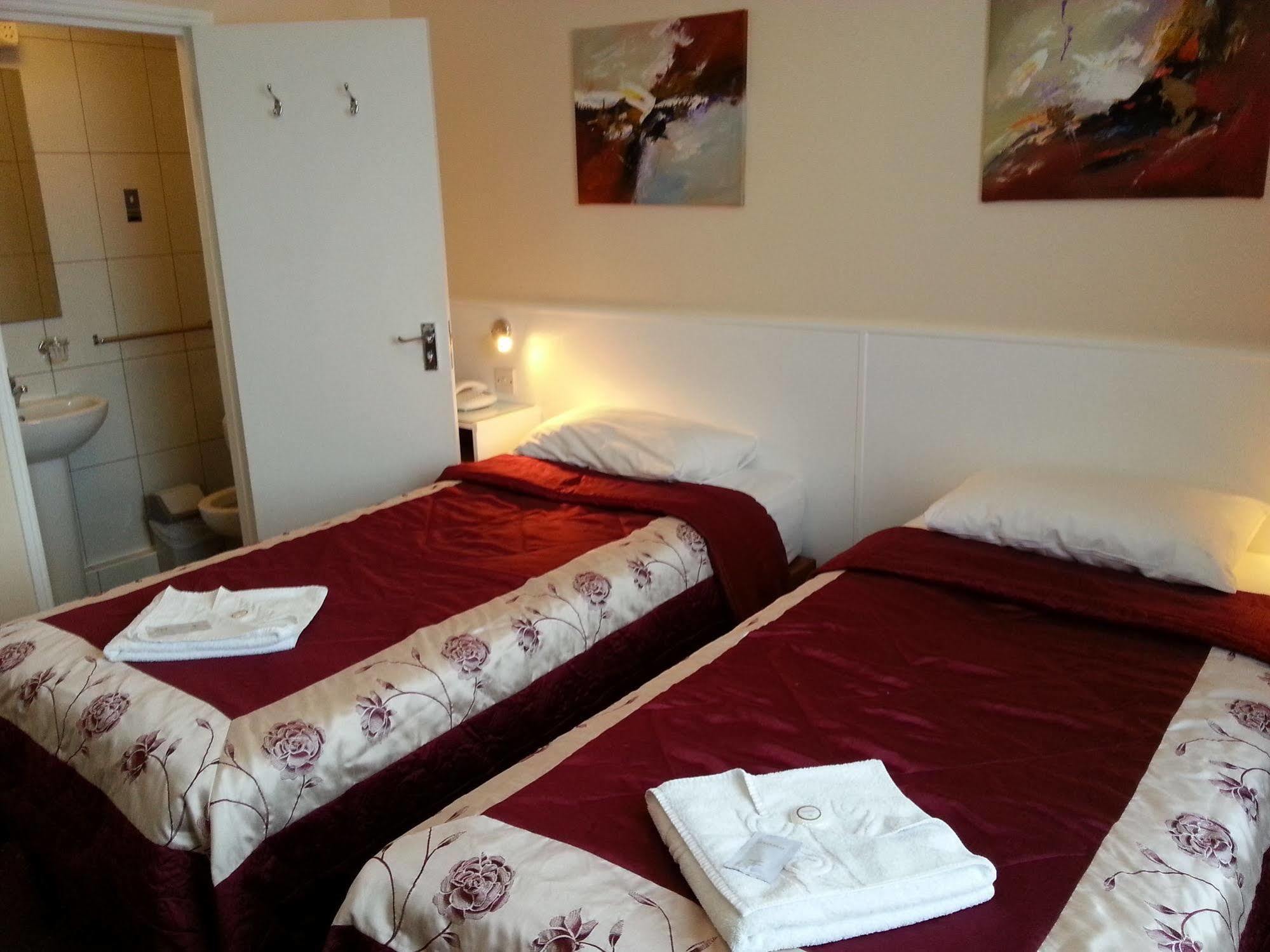 Melbourne House Hotell 3*