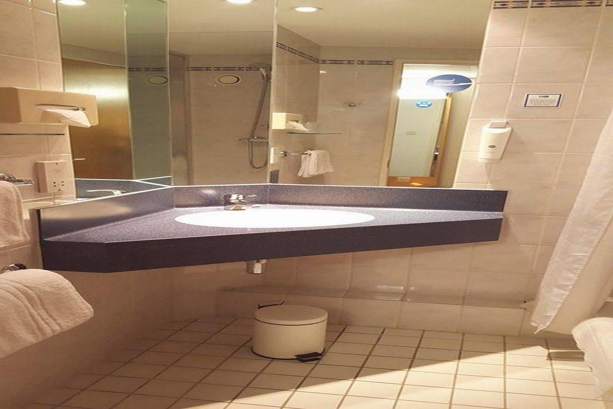 Express Park Royal By Ihg Hotell 3*