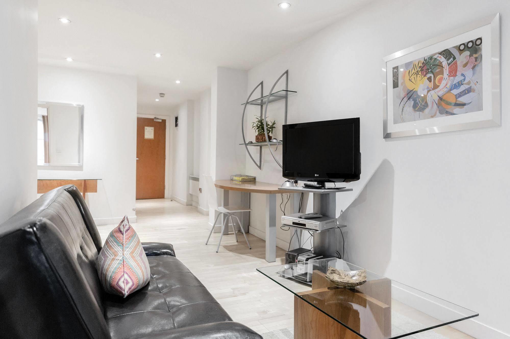 Princes Square Apartment *