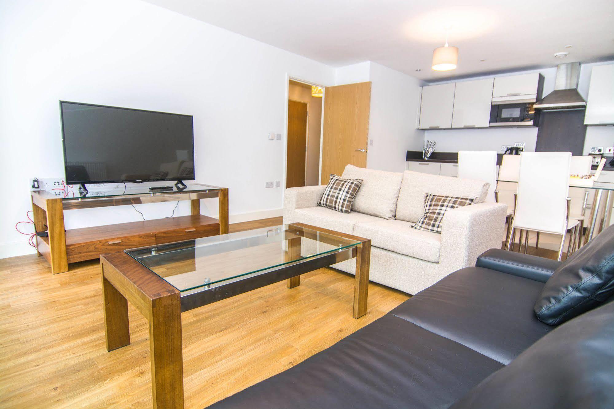 Wharf - Water Gardens Apartment *