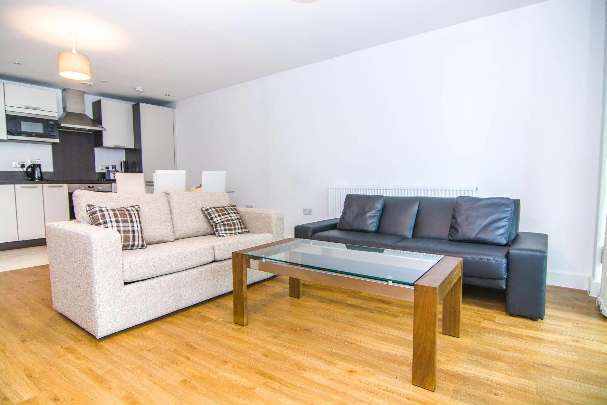 Wharf - Water Gardens Apartment *