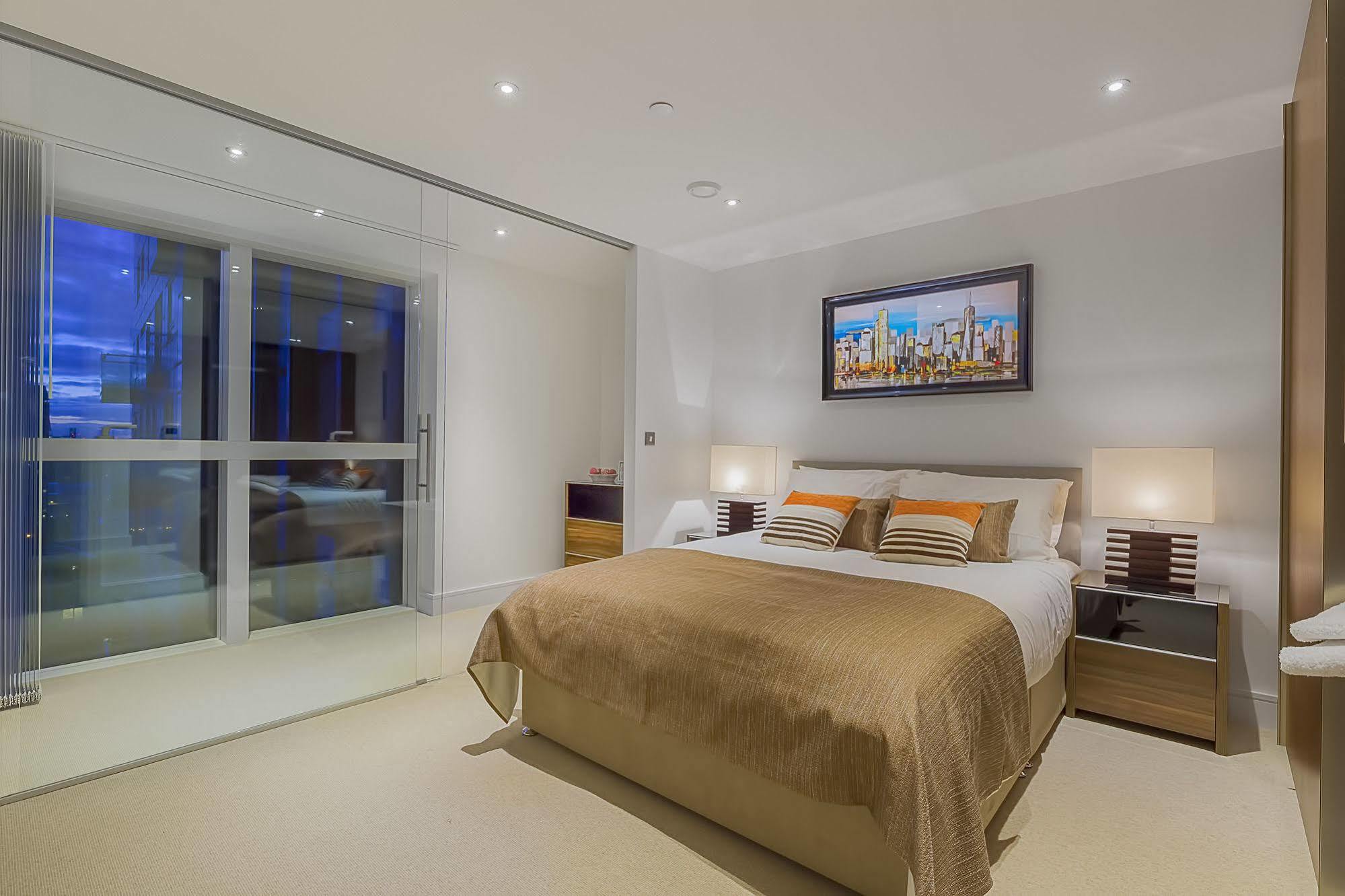 Lincoln Plaza Apartment *