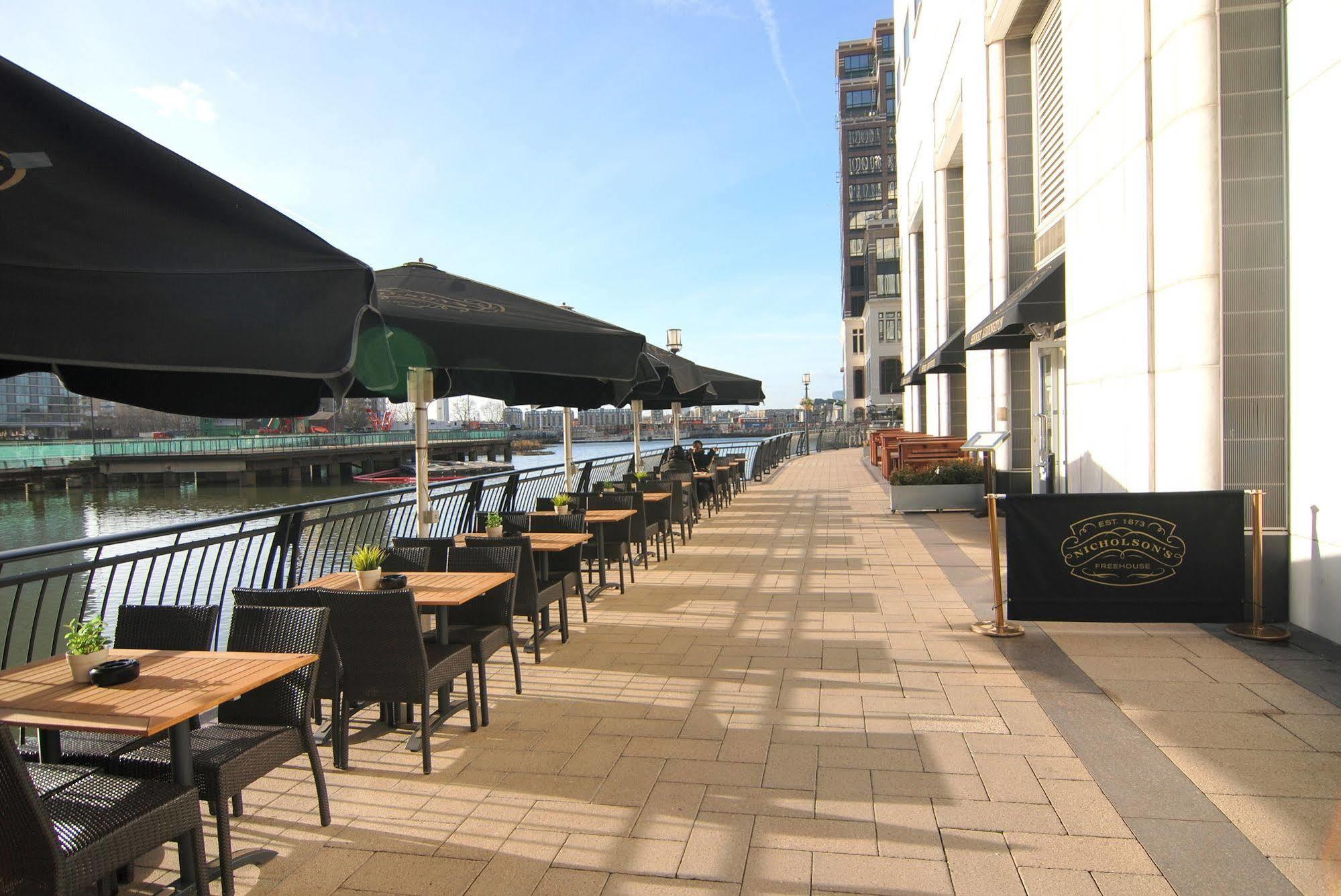 Canary Wharf - Corporate Riverside Apartments London