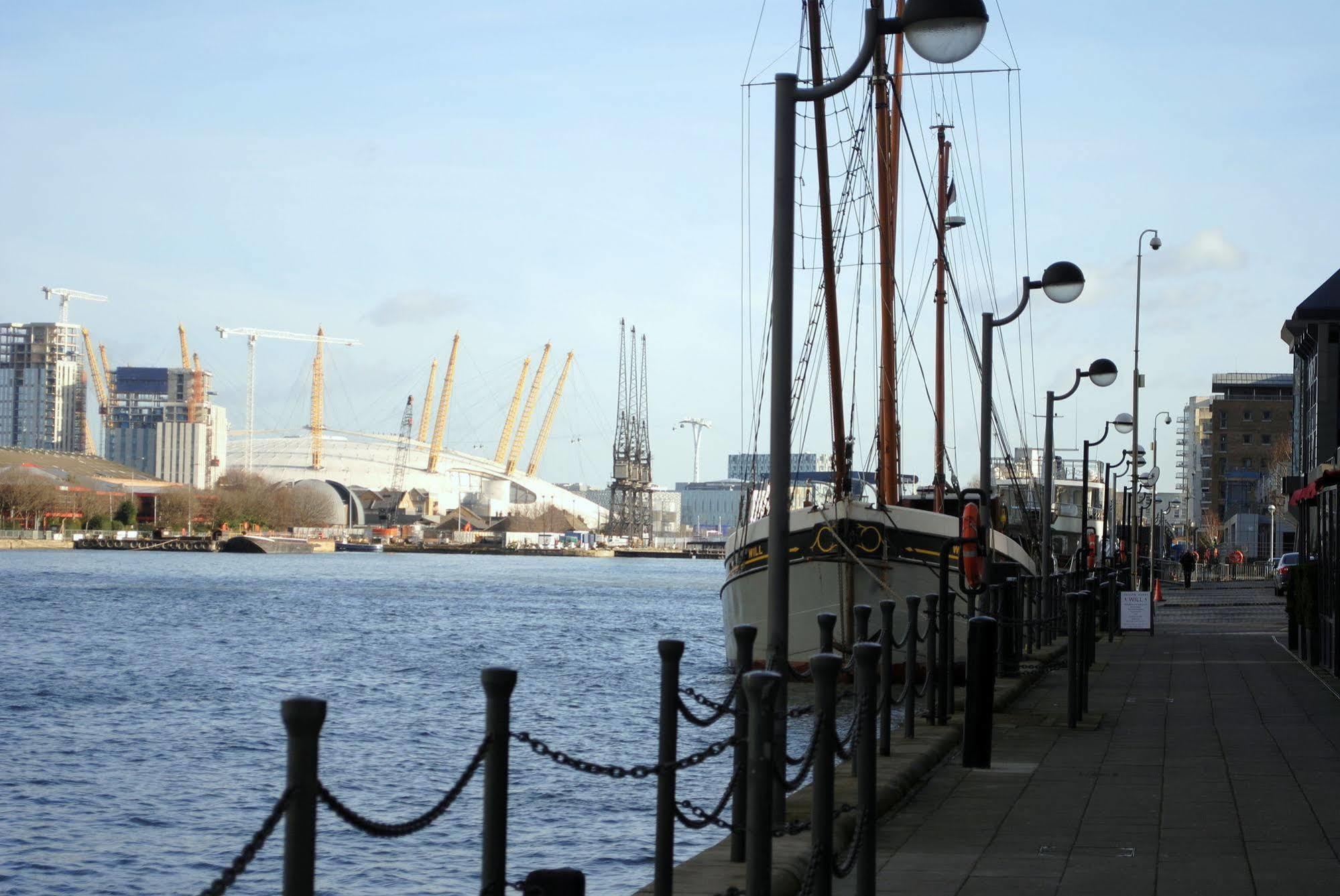 Canary Wharf - Corporate Riverside Apartments *