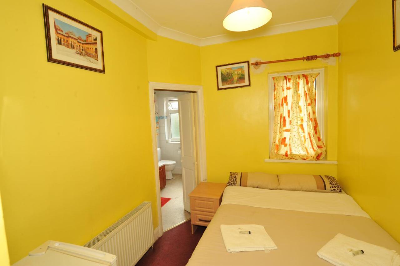Hotel Acton Town 2*