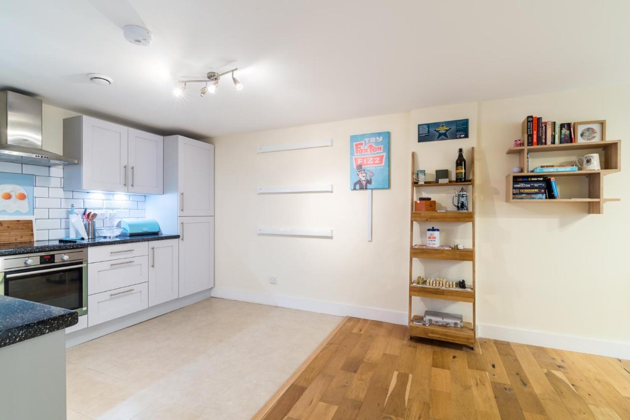 Fantastic Central Brixton Flat For Up To 6 Guests London