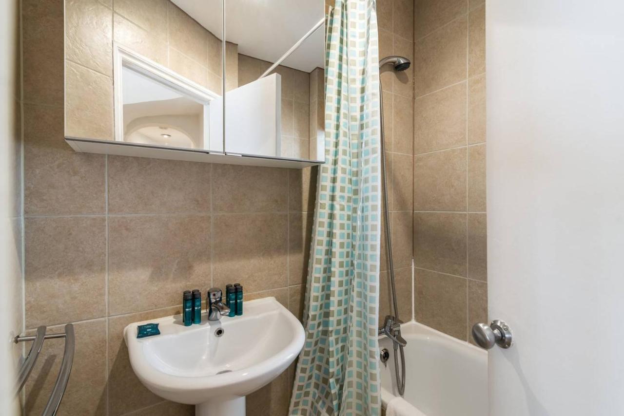 Lägenhet 2br Spacious Flat In West Kensington Fits 6! London