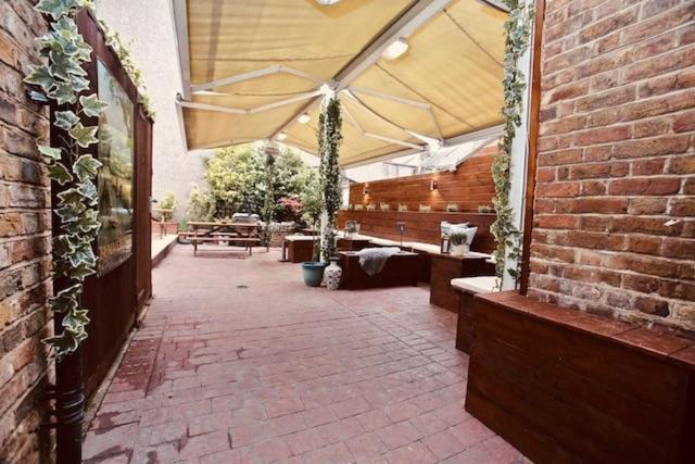 Bed & Breakfast Summerfield Pub & Boutique London