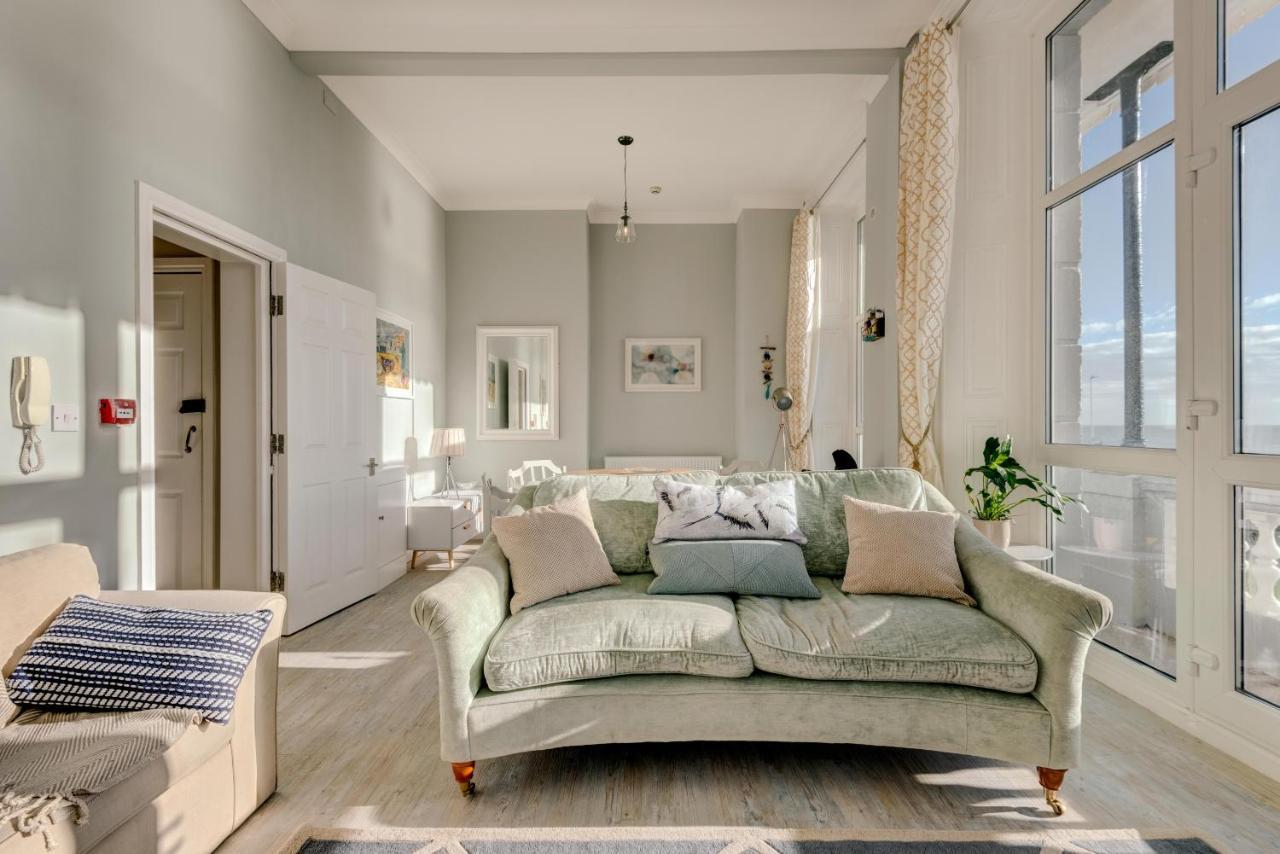 No.6 Beautifully Presented Seafront Apartment Londen