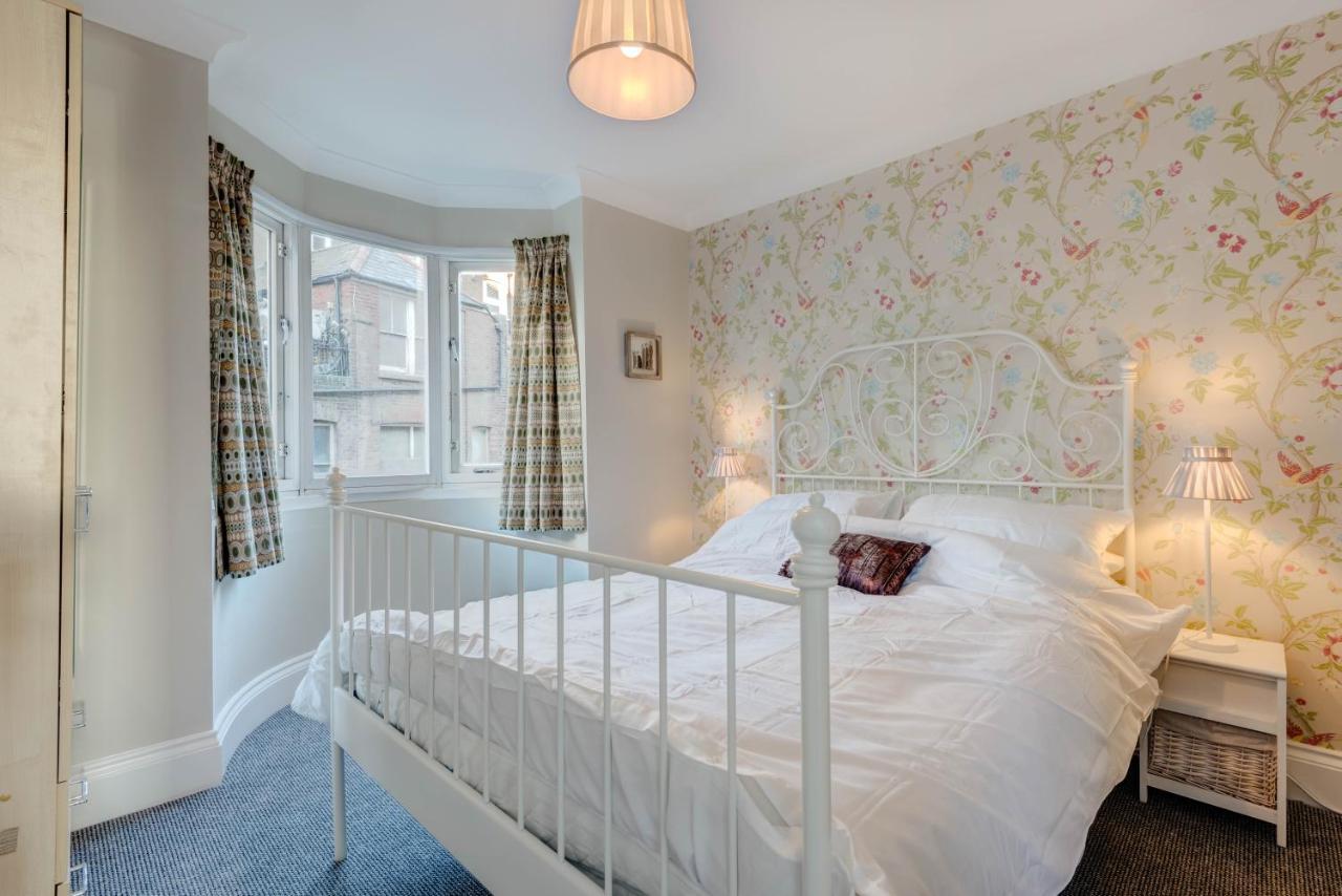 No.6 Beautifully Presented Seafront Apartment *