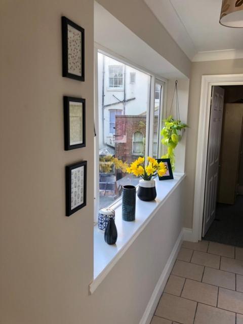 No.6 Beautifully Presented Seafront Apartment * Londen