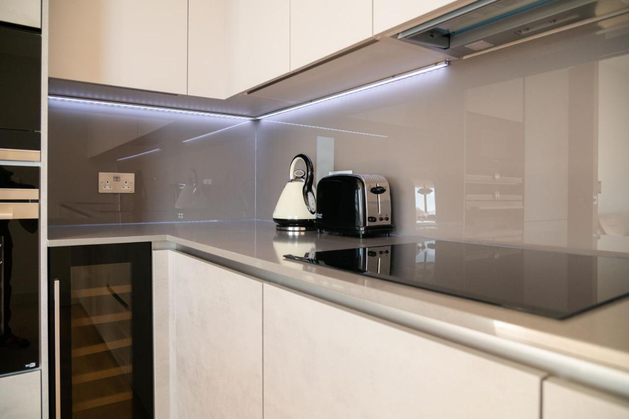 Modern Family Close To Victoria Station By Underthedoormat London