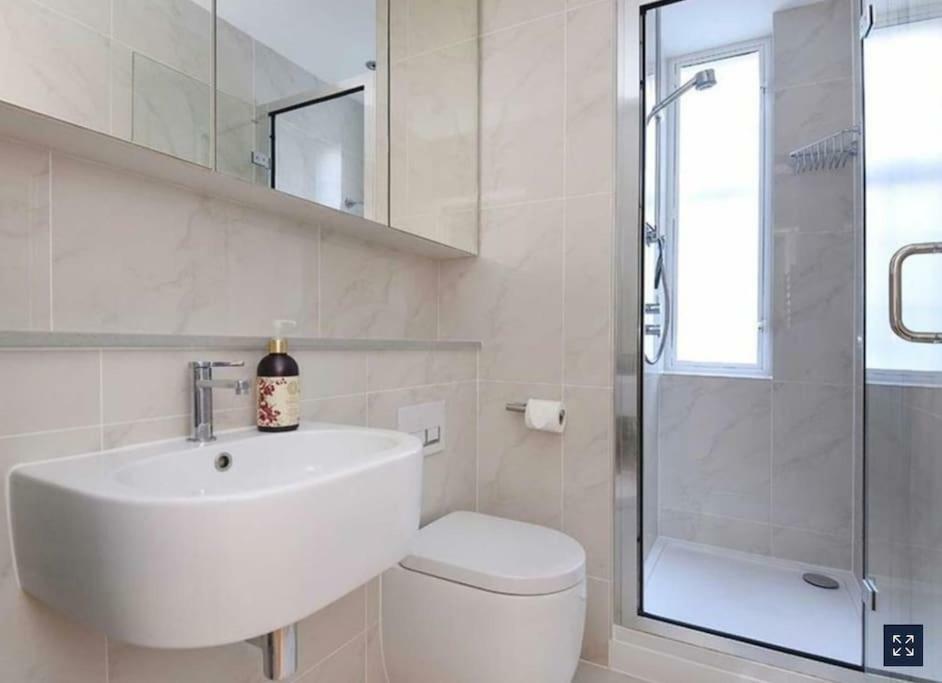 2 Bedroom Just Off Kings Road Apartment London