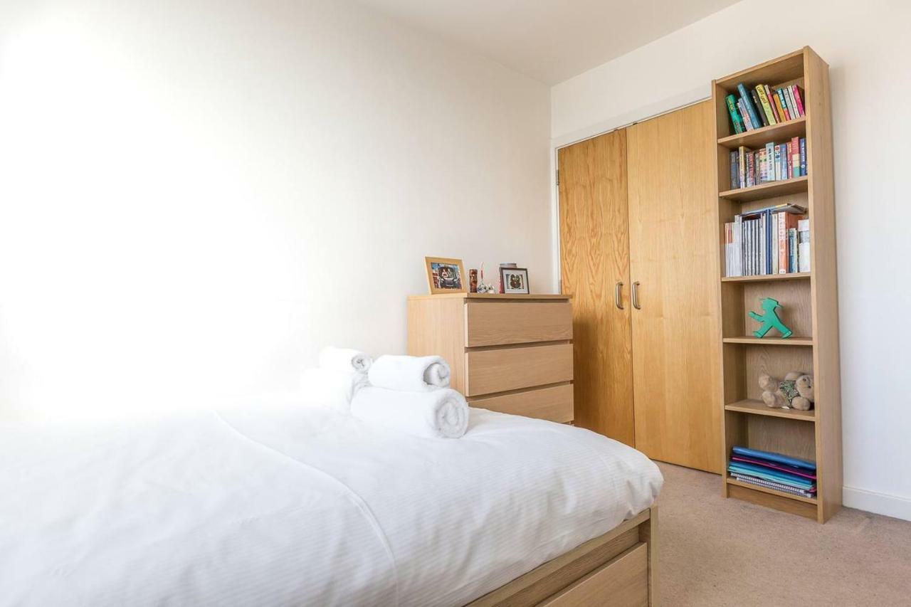Modern 1 Bedroom In E1 With Great Views Apartment