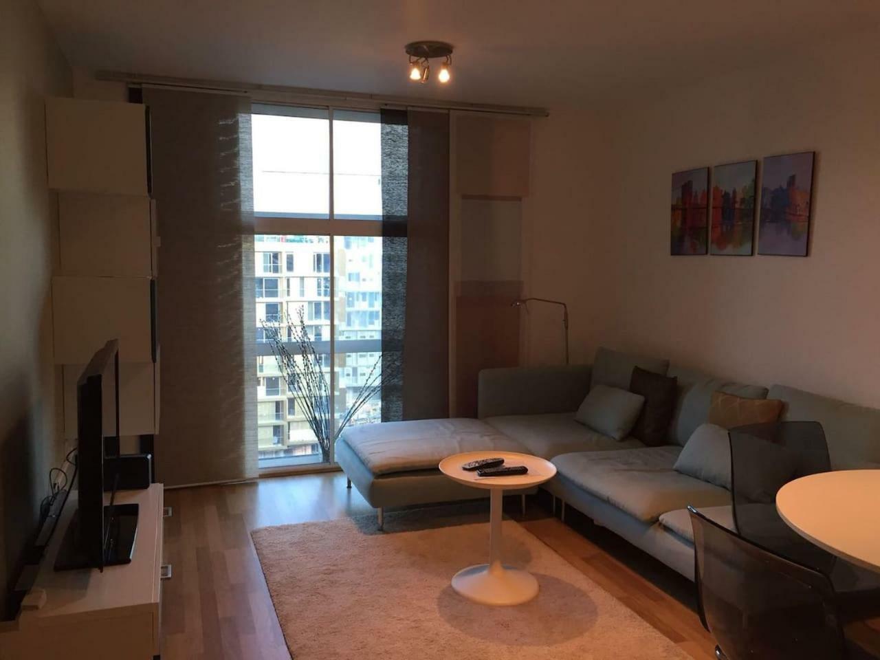 1 Bedroom In Chelsea Bridge Wharf Appartement Londen