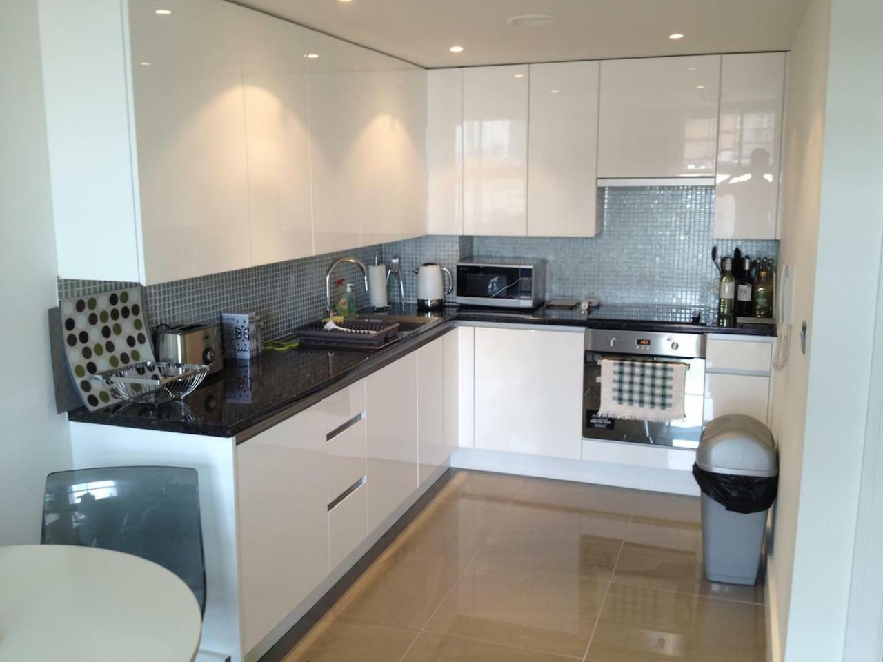 1 Bedroom In Chelsea Bridge Wharf Londen