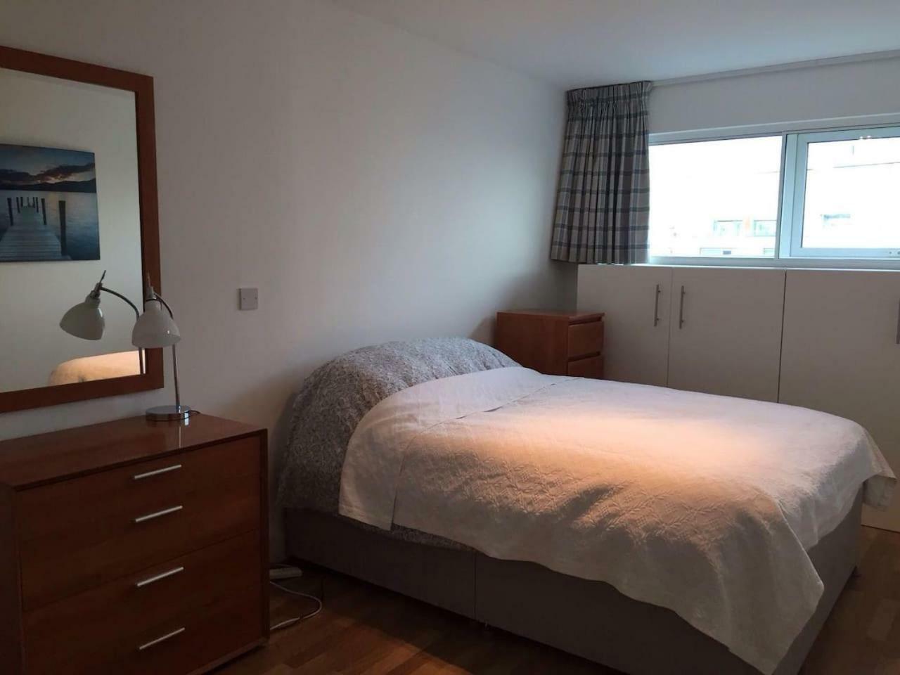 1 Bedroom In Chelsea Bridge Wharf Appartement *
