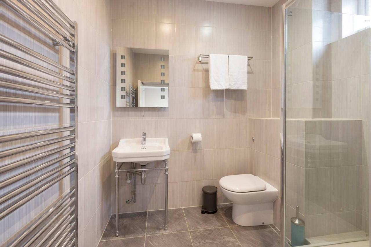 Herberg Spacious King Bed Near Denmark Hill Station Londen