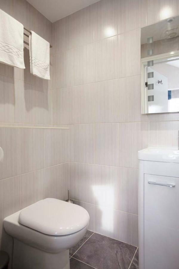 Spacious King Bed Near Denmark Hill Station Londen