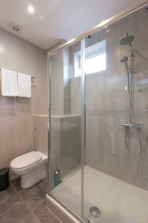 Herberg Spacious King Bed Near Denmark Hill Station Londen