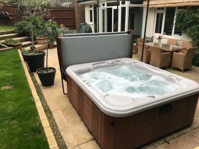 Wimbledon Tennis House With Hot Tub; 4 Minute Walk Casa vacanze Londra