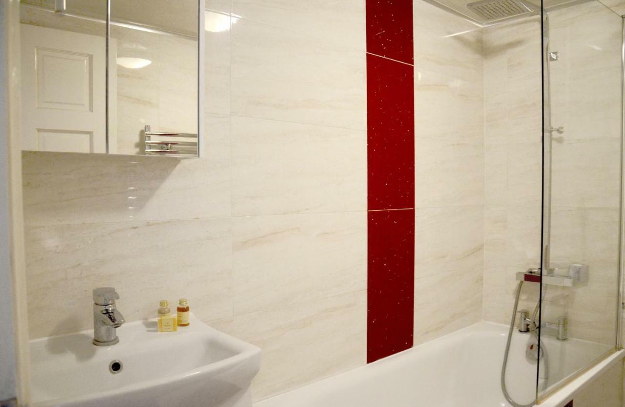 Oyo Home Kings Cross-St Pancras Garden 4 Bedroom *