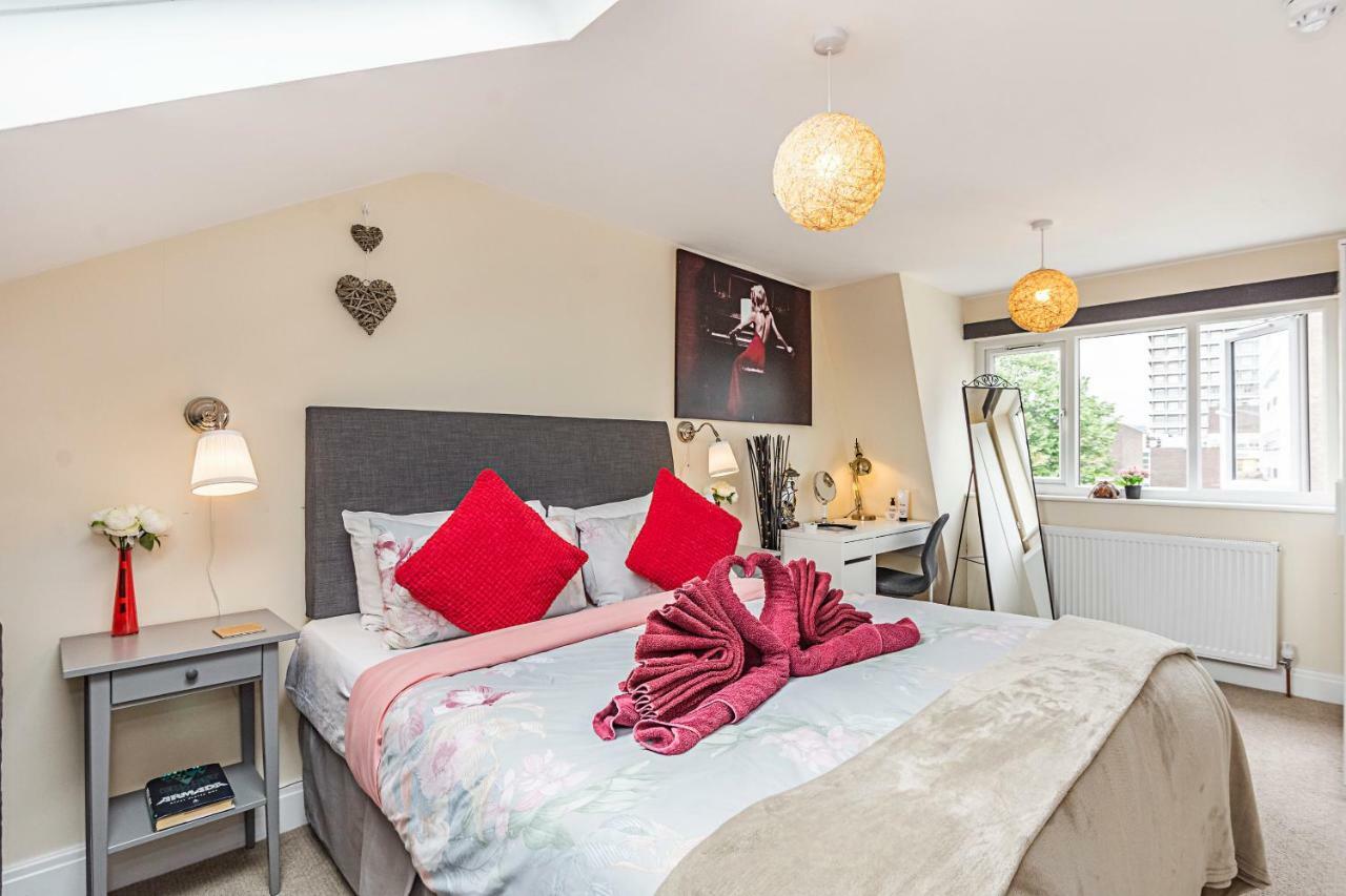 Greyhound Road 3* London