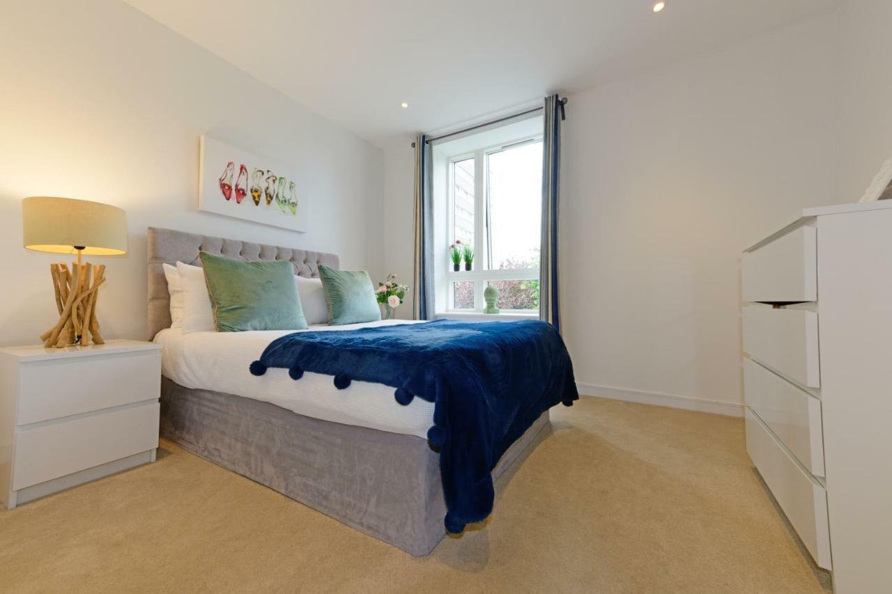 Grand Apartments Kew Gardens Apartment *