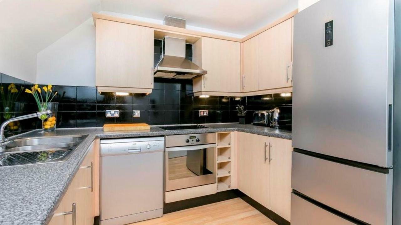 Super Cool 2 Bedroom Split Level Duplex * London