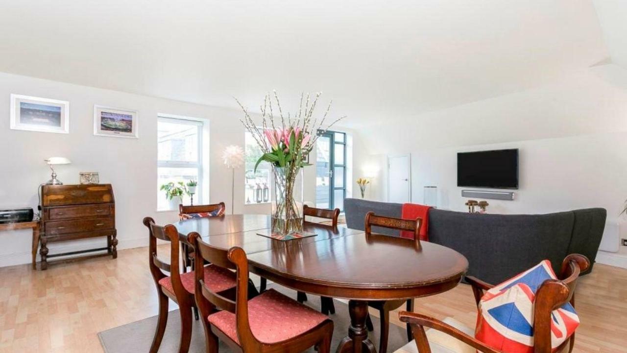 Super Cool 2 Bedroom Split Level Duplex * London