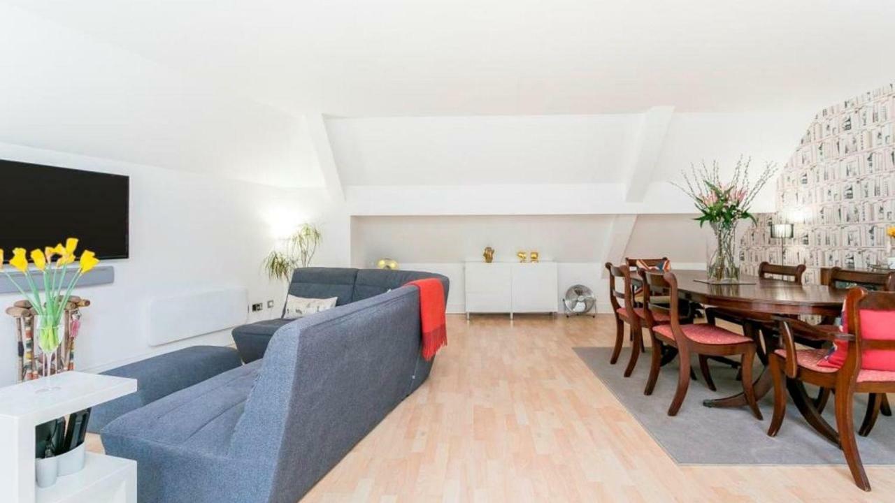 Super Cool 2 Bedroom Split Level Duplex Holiday home