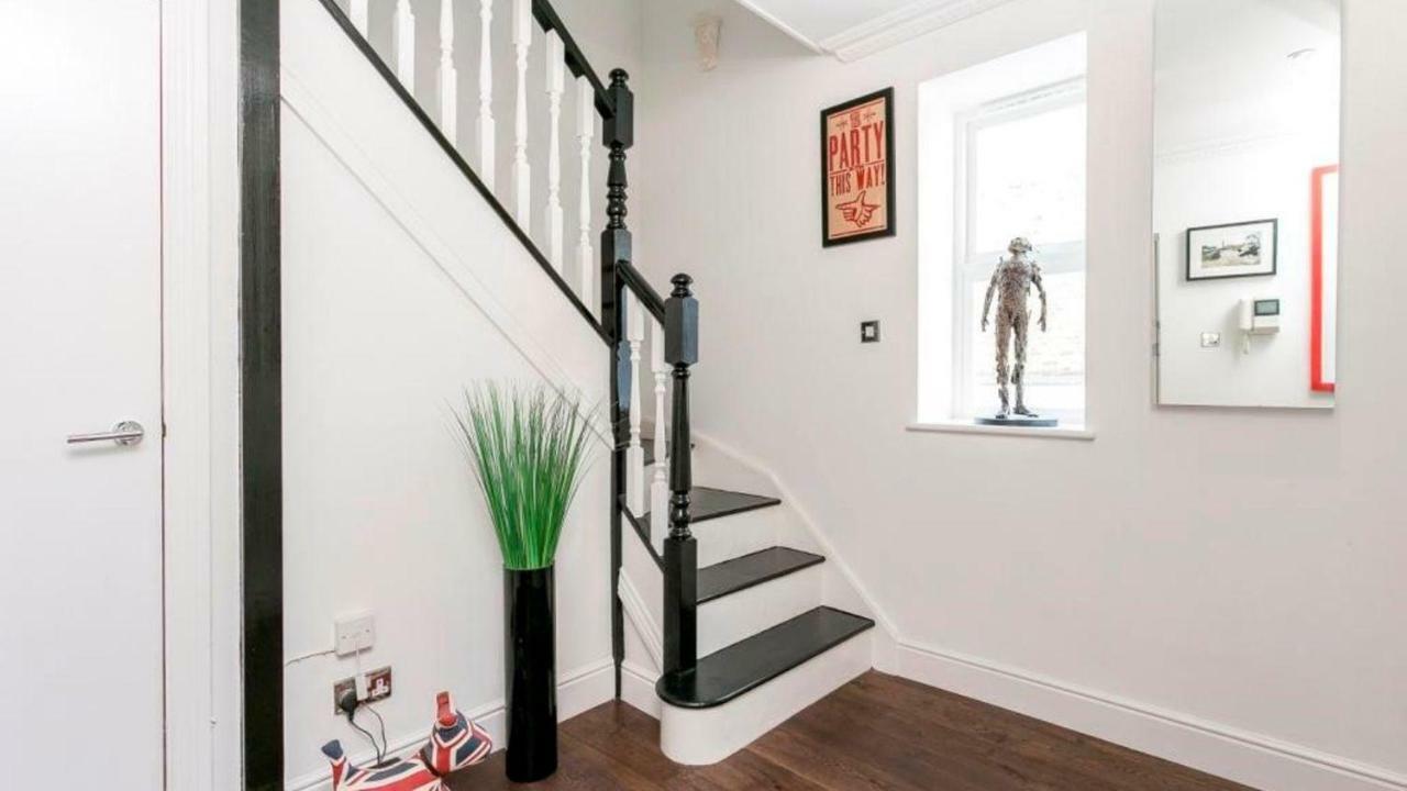 Super Cool 2 Bedroom Split Level Duplex London