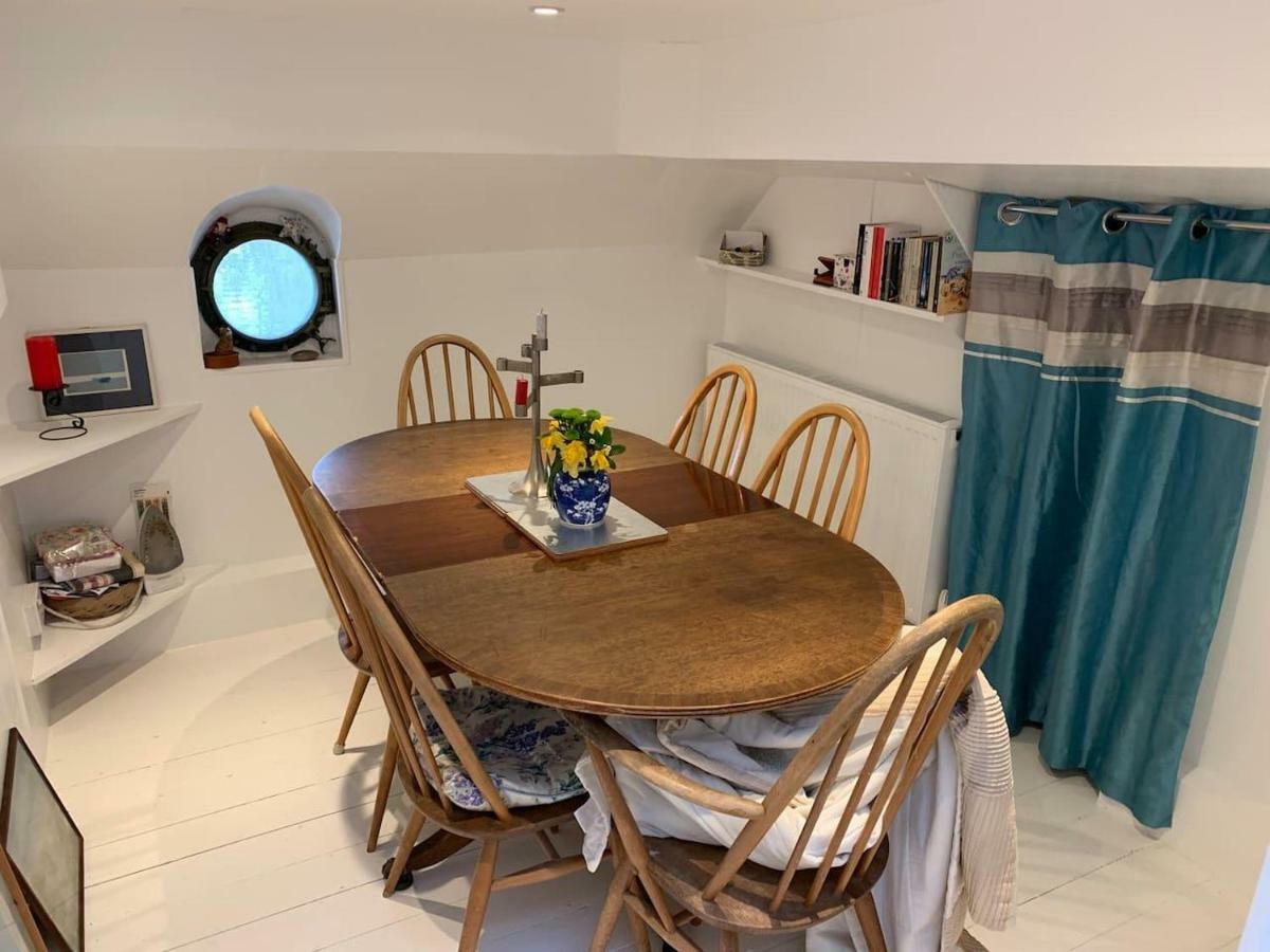 The Bush Houseboat - Kew Bridge Gardens,