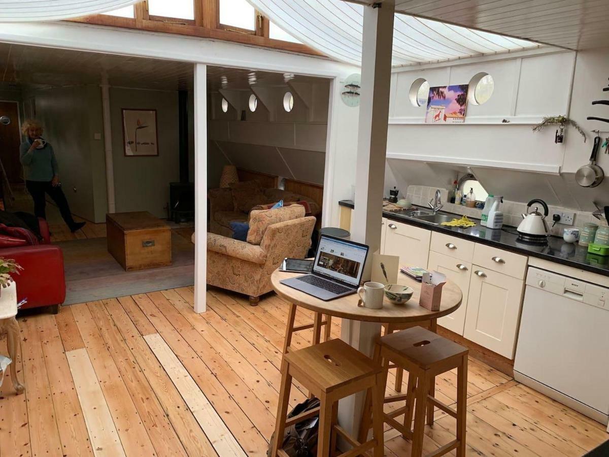 The Bush Houseboat - Kew Bridge Gardens, Holiday home London