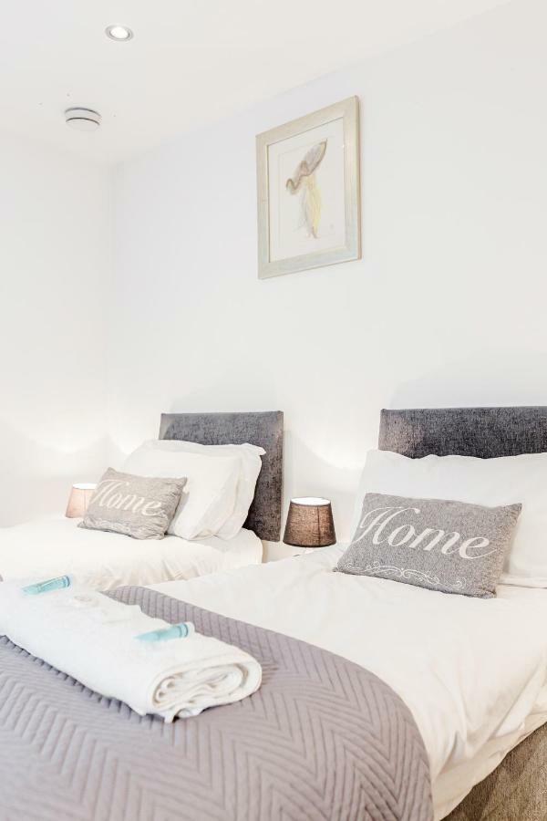 Premium Excel 3 & 2 Bedrooms Lägenhet London