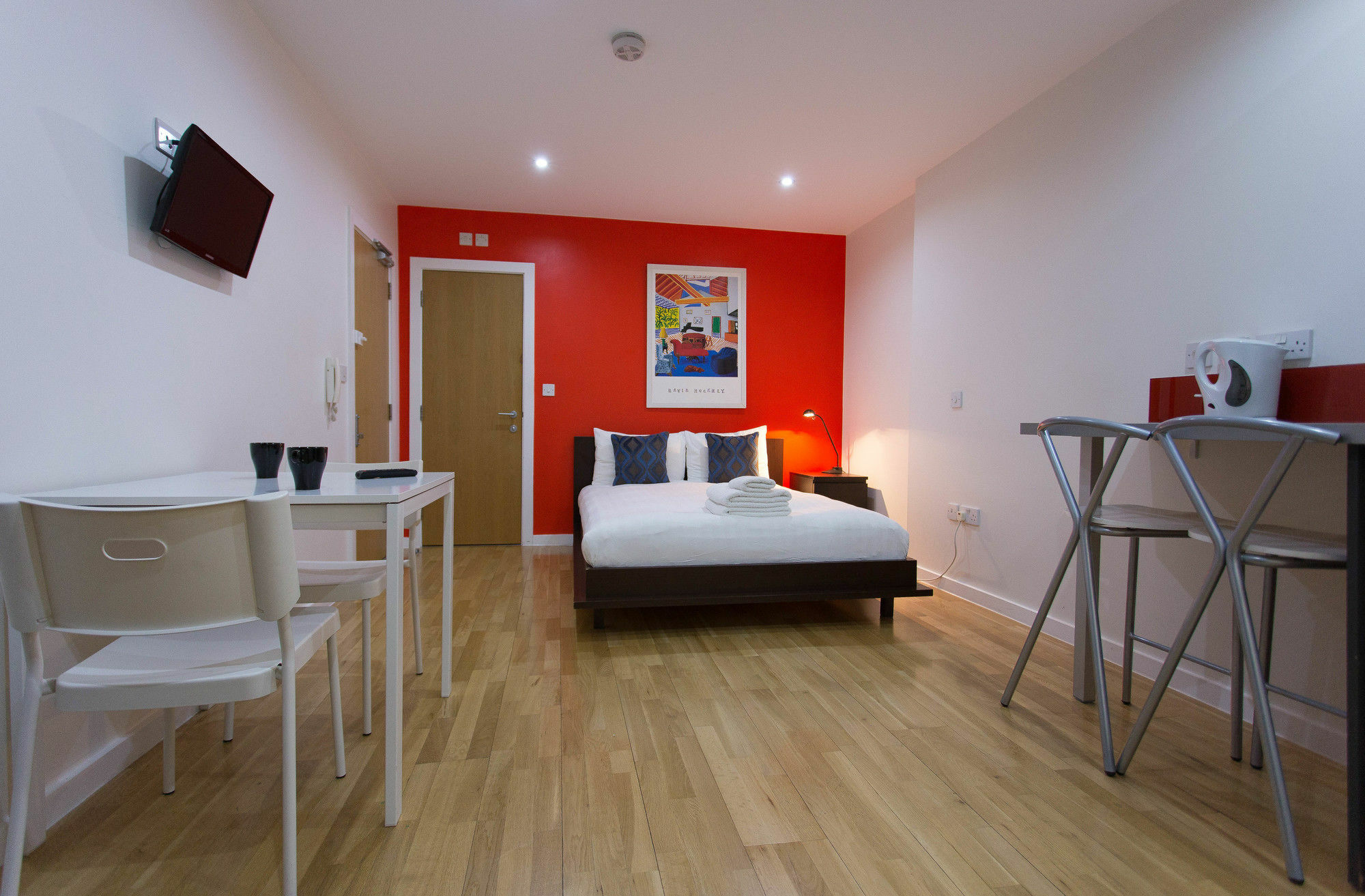 Concept Serviced By Concept * Londres
